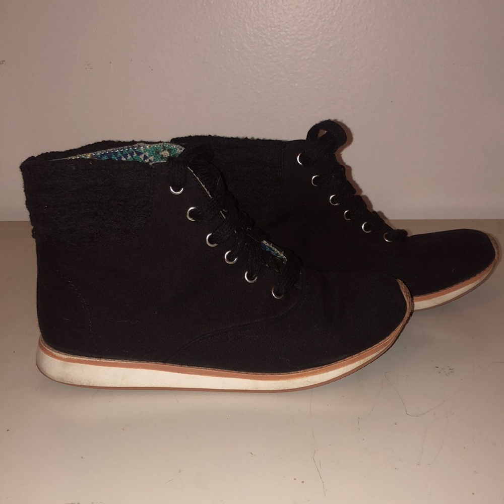 Black canvas high tops. Qupid sz 5.5.